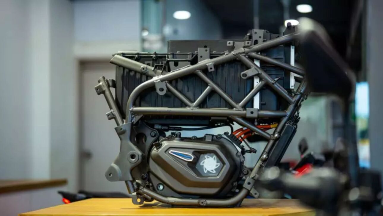 Conheça a Matter Aera, primeira moto elétrica com câmbio manual, 125 km de autonomia e tecnologia inédita que pode chegar ao Brasil em 2025.