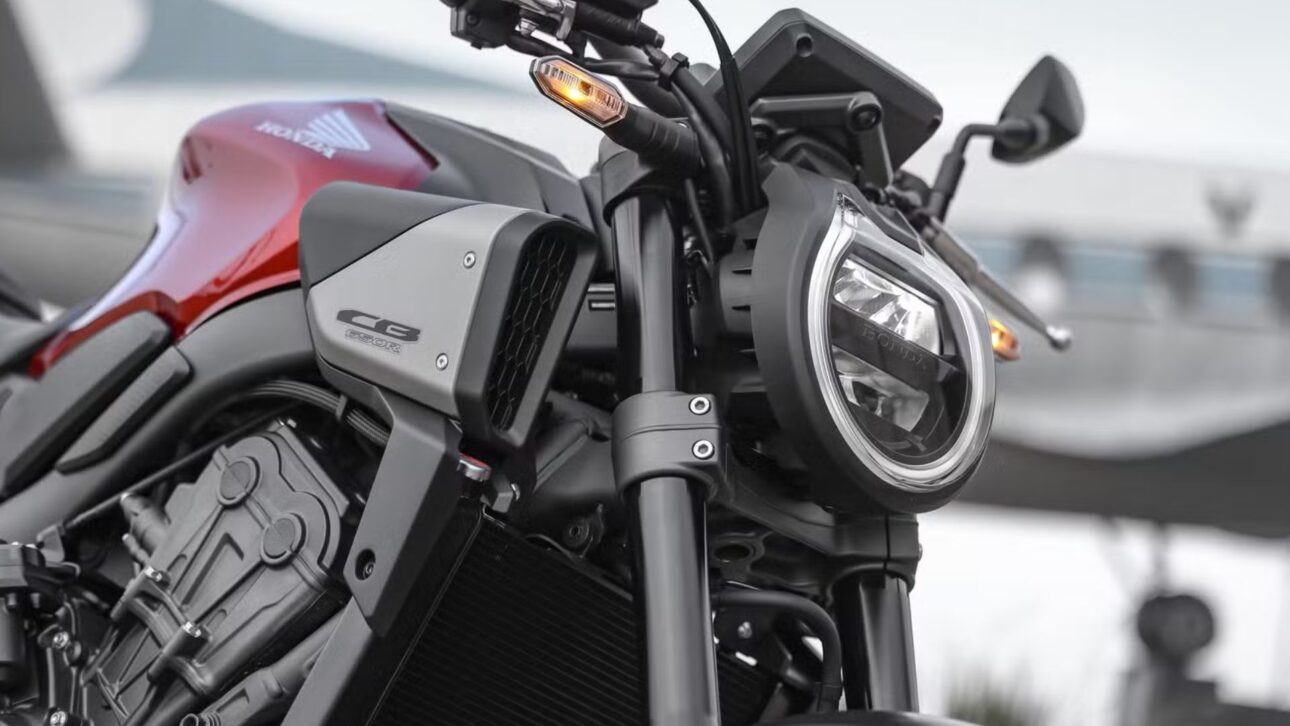 O modelo naked de média cilindrada exibe farol redesenhado, rabeta mais elevada e painel digital TFT, reforçando o apelo esportivo da Honda CB 650R. (Imagem: divulgação)

