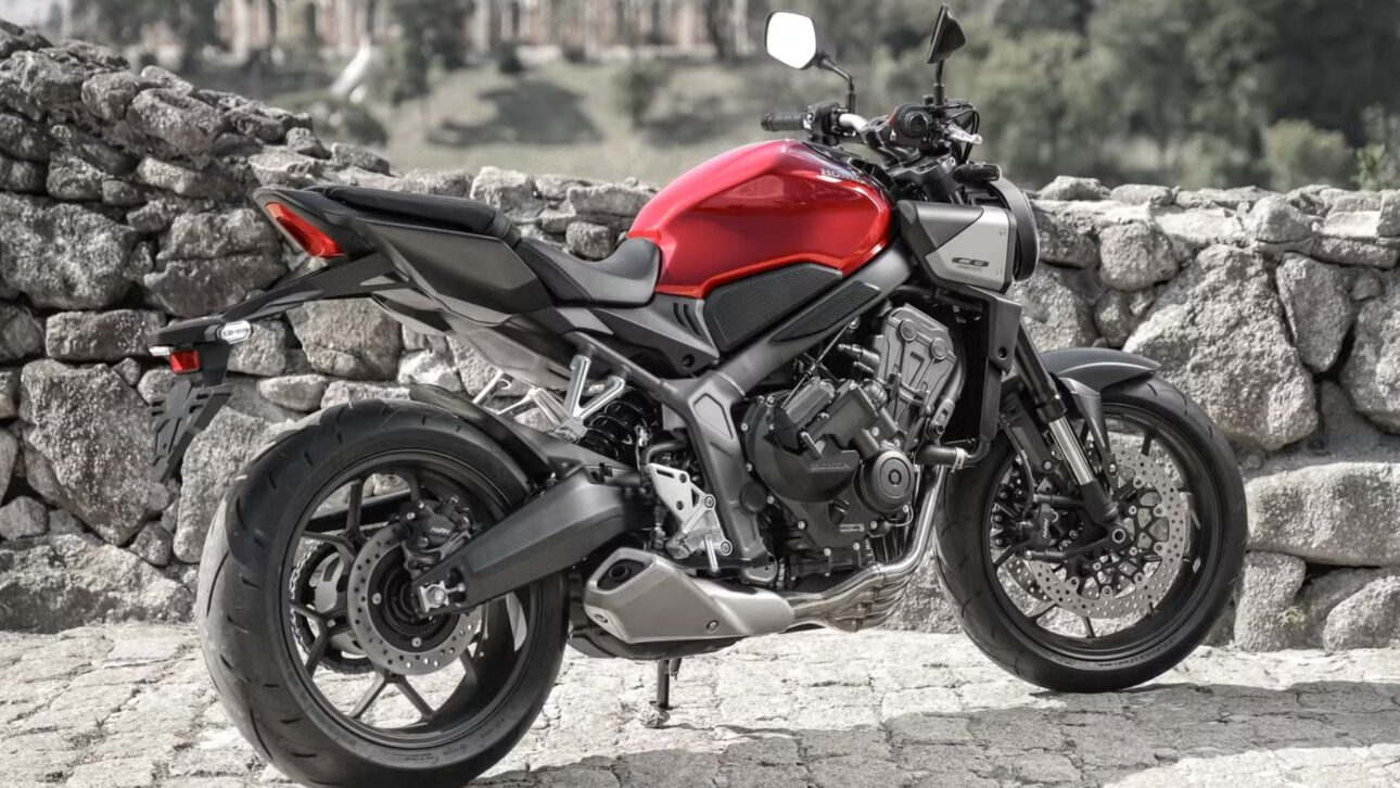 Nova Honda CB 650R chega ao Brasil com embreagem eletrônica E-Clutch, motor de 4 cilindros, painel digital e visual esportivo marcante.
