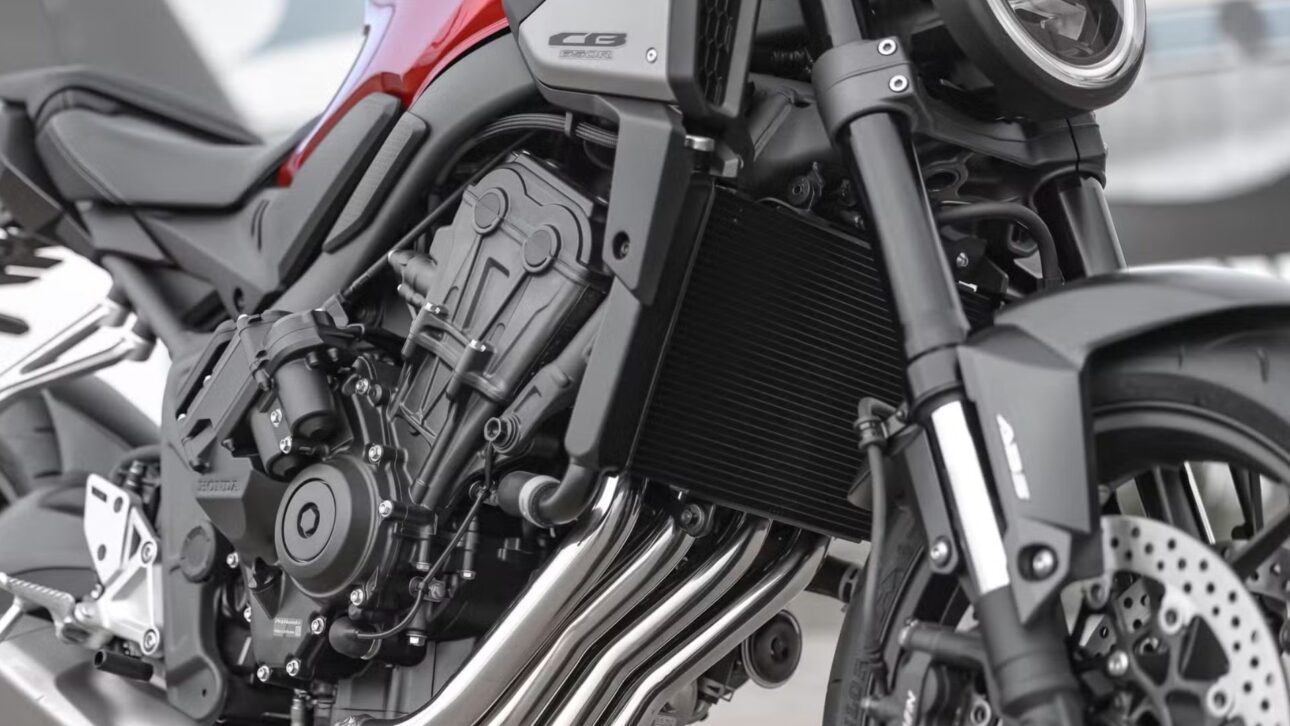 Detalhe do motor quatro cilindros atualizado, com comando de válvulas revisado e escape readequado para mais eficiência na Honda CB 650R. (Imagem: divulgação)