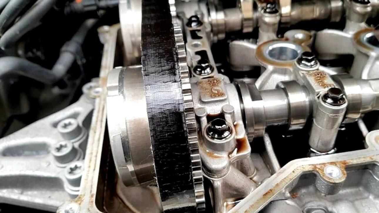 Stellantis faz recall, troca correia banhada a óleo por corrente e elimina PureTech após falhas em motores, impactando manutenção de milhares.