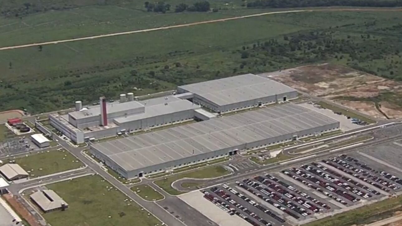 O recado da Toyota, Volkswagen e GM para Lula: se favorecer BYD e carros da China, milhares de brasileiros podem ser demitidos 1 Montadoras alertam Lula sobre risco de demissões com incentivos aos carros da China. Decisão pode impactar empregos e a indústria automotiva.