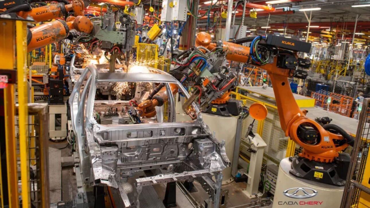 Linha de produção automatizada da CAOA Chery, destacando tecnologia industrial e montagem de veículos. (Imagem: divulgação)