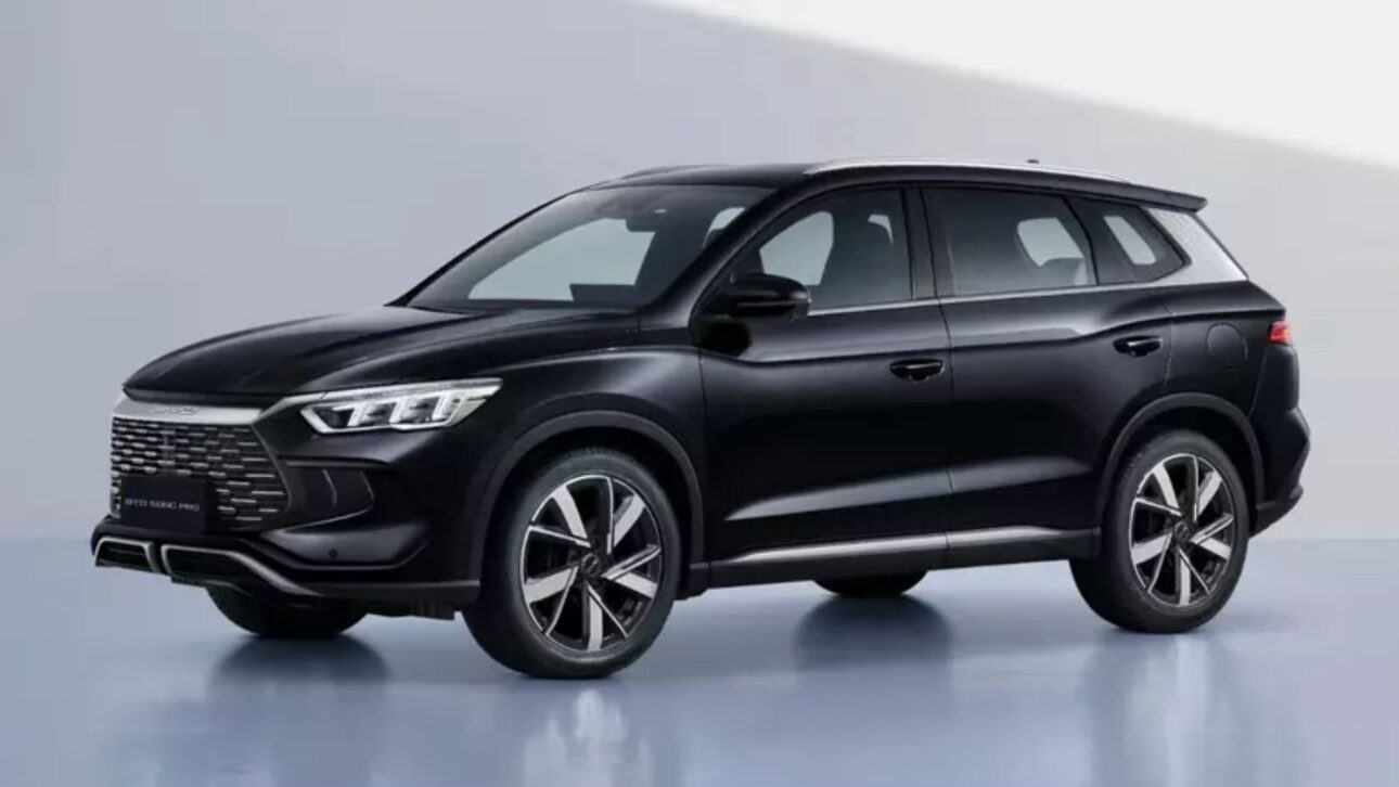 BYD Song Pro 2026 chega ao Brasil em duas versões, GL e GS, ampliando a oferta de SUVs híbridos plug-in com autonomia elétrica e tecnologia avançada. (Imagem: divulgação)