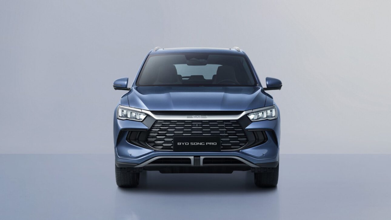 Design imponente do BYD Song Pro 2026 reforça a identidade visual moderna do SUV híbrido plug-in da BYD. (Imagem: divulgação)