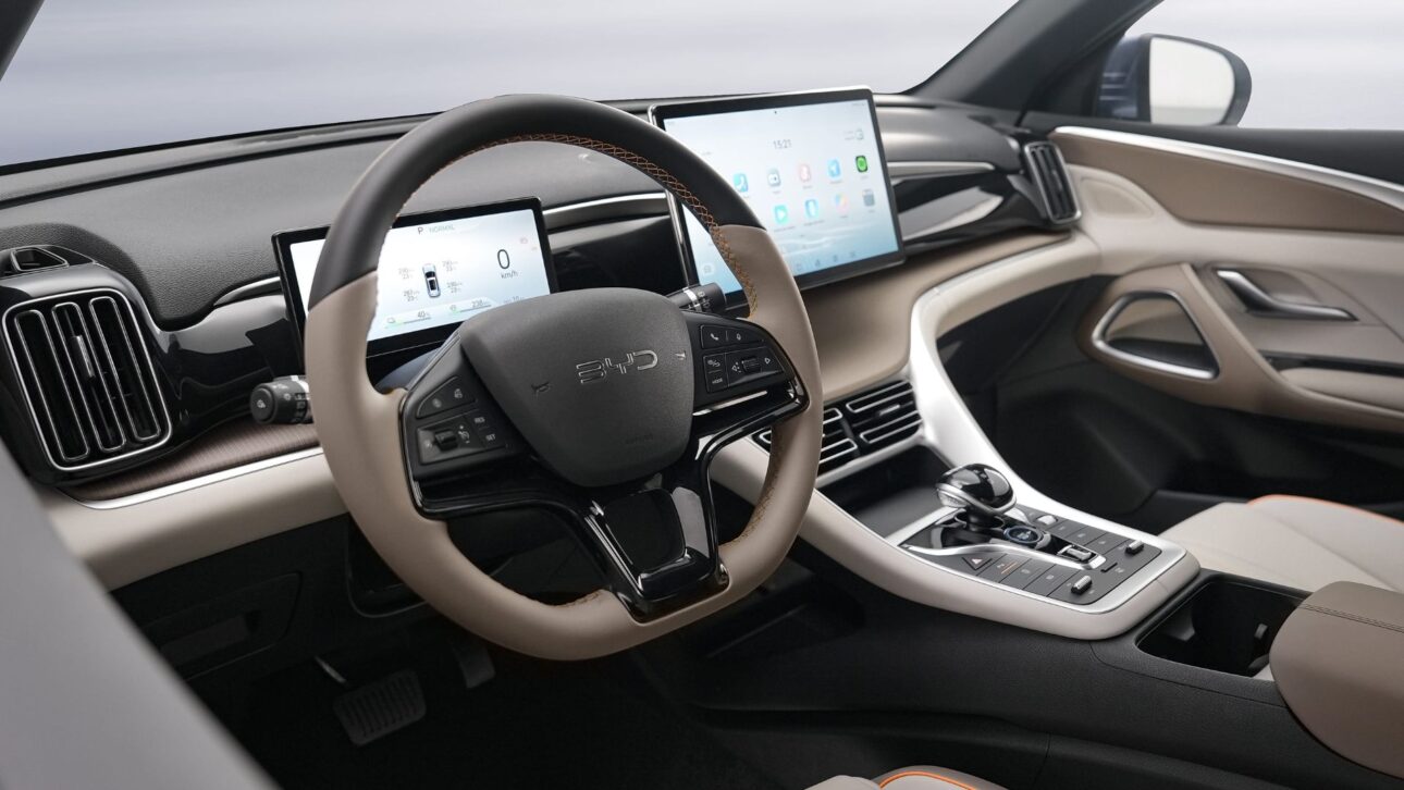 Central multimídia ICS 3.0 e acabamento sofisticado destacam a experiência premium a bordo do BYD Song Pro 2026. (Imagem: divulgação)