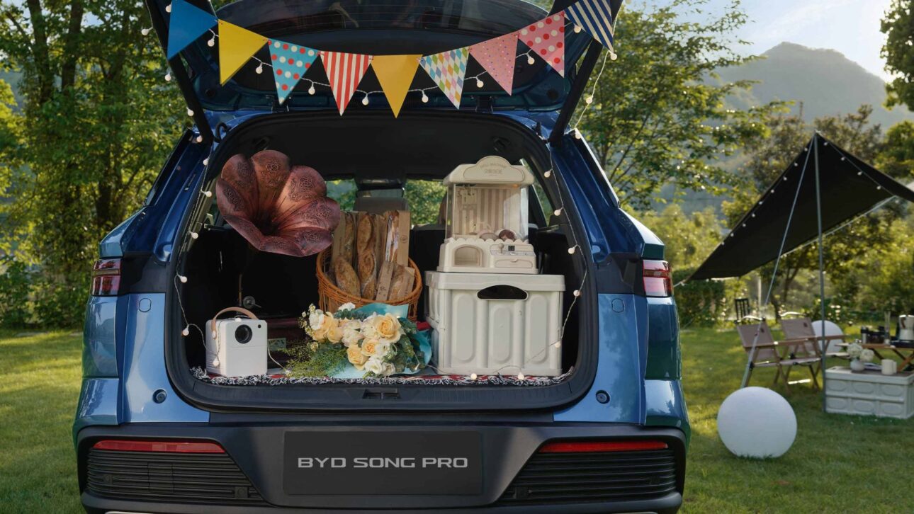 Porta-malas com 520 litros oferece amplo espaço no SUV híbrido plug-in da BYD, ideal para viagens e uso em família. (Imagem: divulgação)