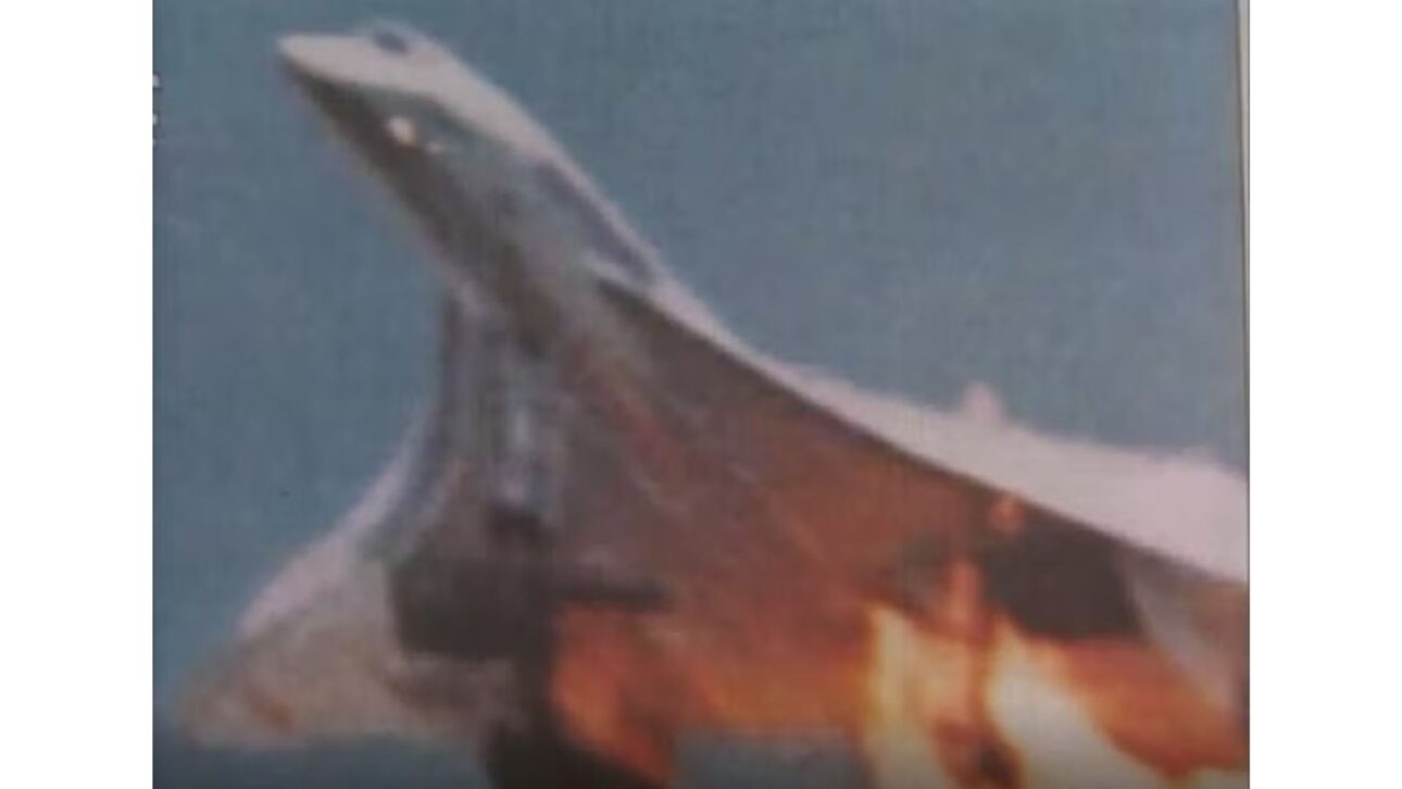 Fotógrafo amador conseguiu registrar o fogo no Concorde no voo Air France 4590, em 25 de julho de 2000. (Imagem: Reprodução/TV Globo)