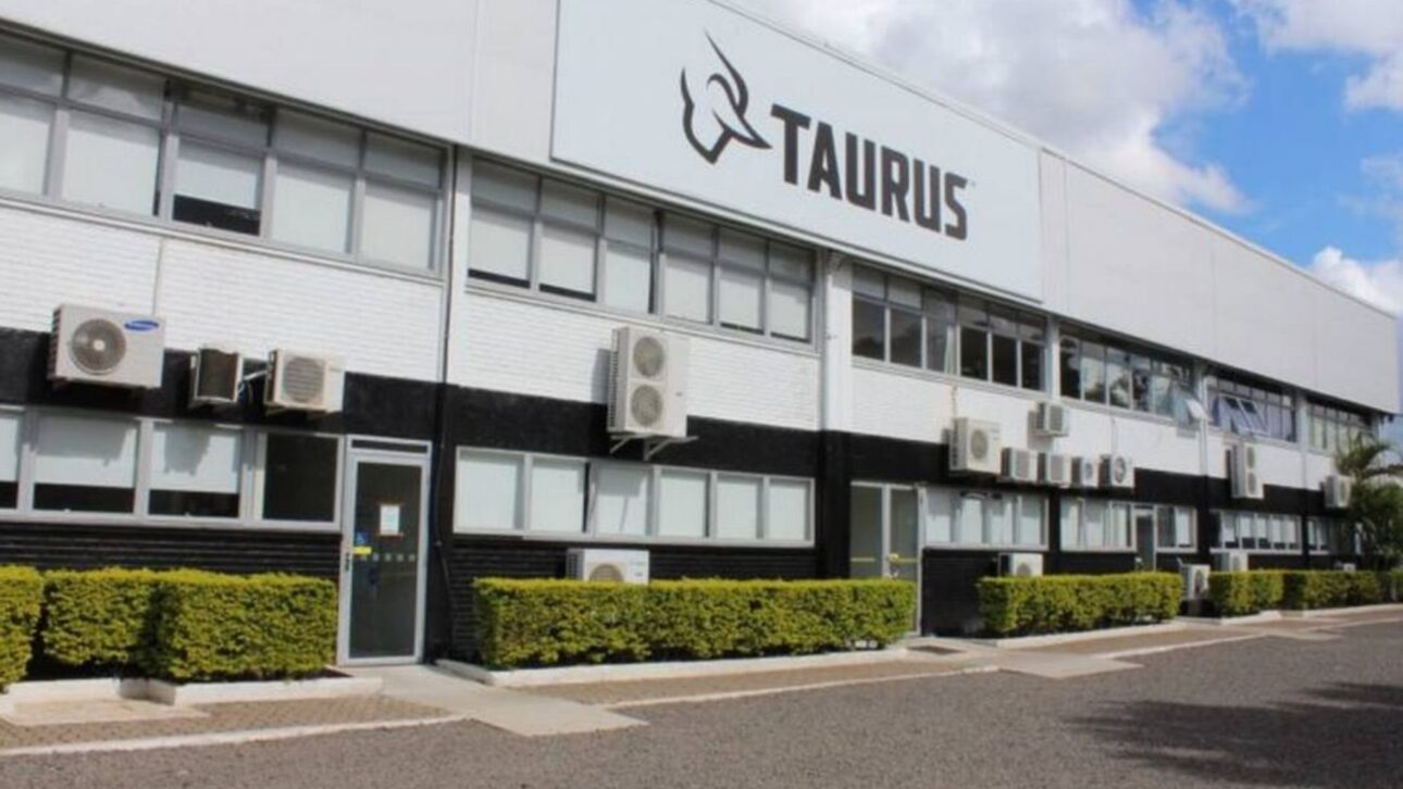 Sobretaxa de 50% dos EUA pode levar Taurus a migrar para os Estados Unidos e afetar 15 mil empregos no Brasil. Entenda o impacto.