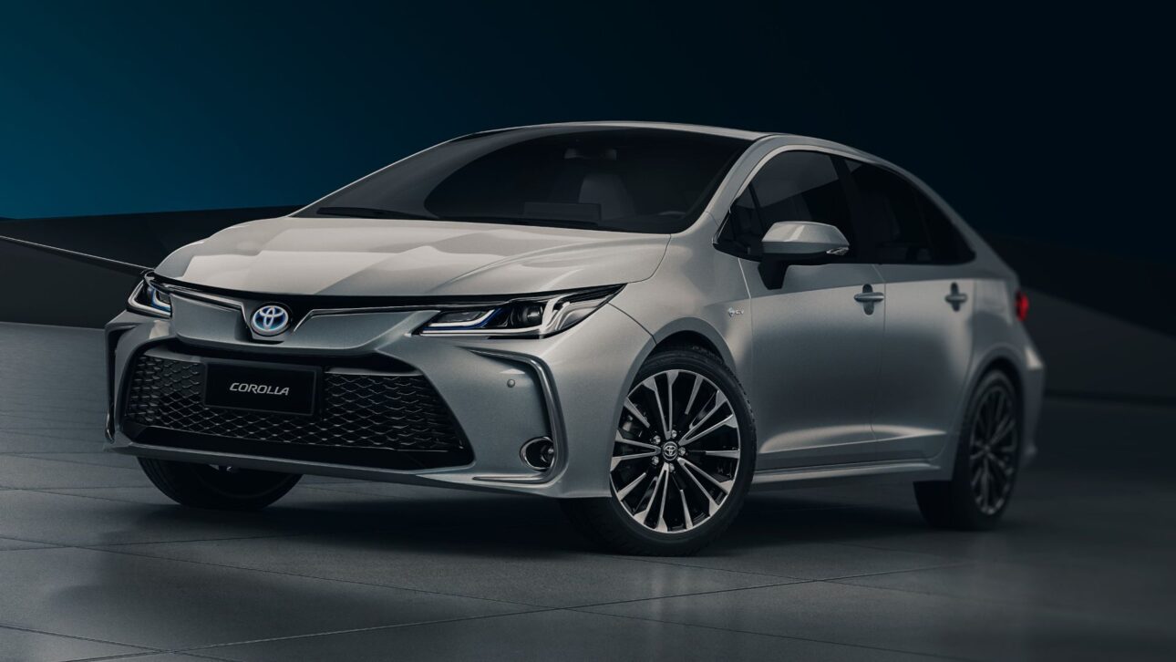 Toyota Corolla Hybrid combina economia de até 17,5 km/l e acabamento refinado, mas desempenho modesto e seguro caro exigem atenção.