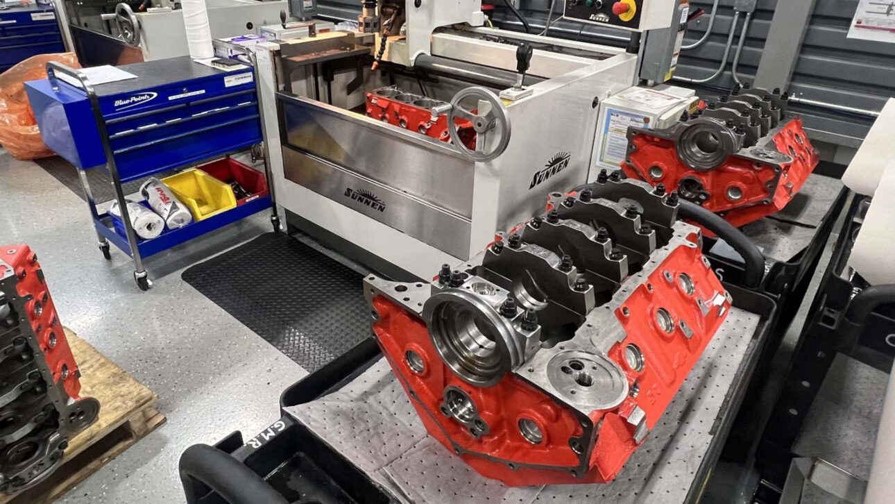 Motor Chevrolet ZZ632 de 1.004 cv desafia eletrificação com potência extrema e preço de carro de luxo no Brasil. 