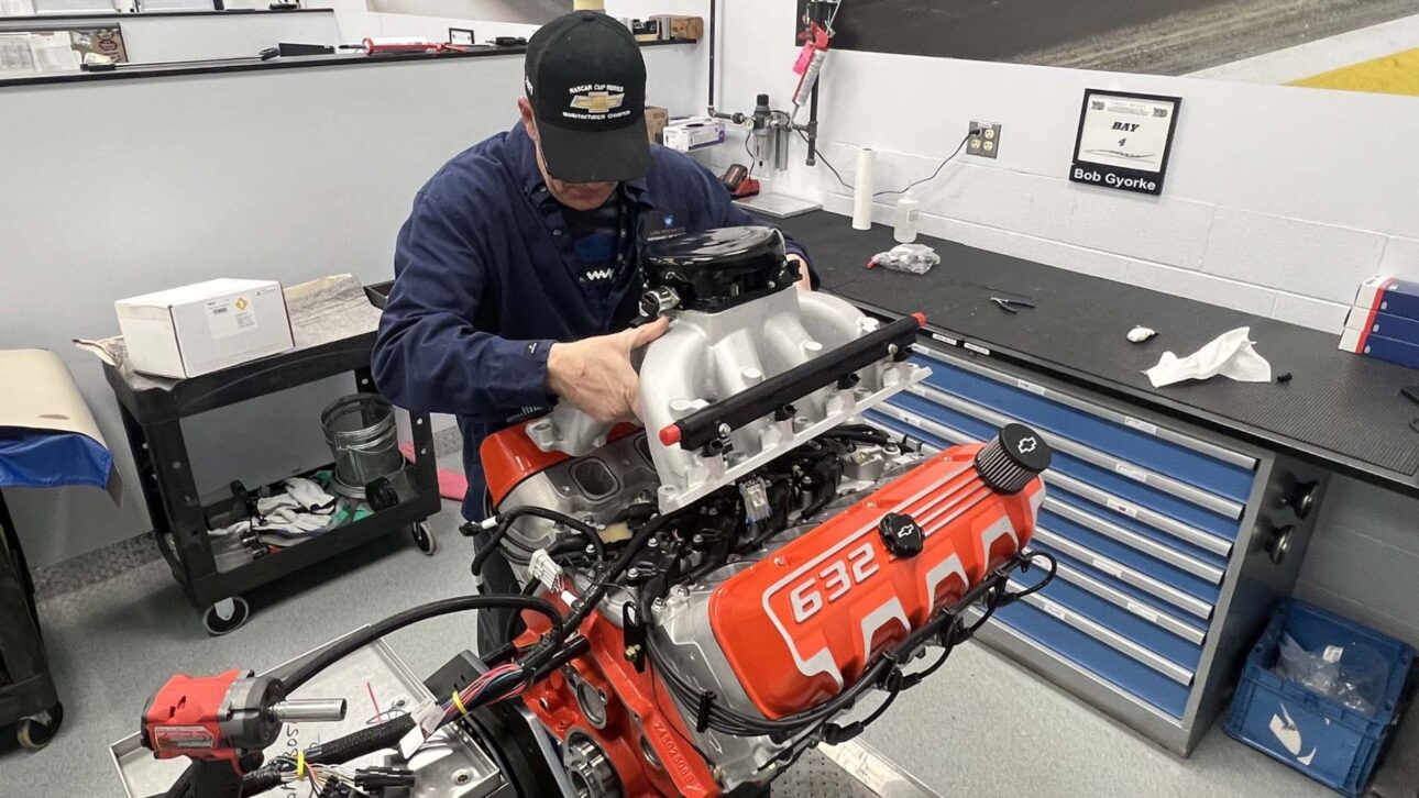 Motor Chevrolet ZZ632 de 1.004 cv desafia eletrificação com potência extrema e preço de carro de luxo no Brasil. 