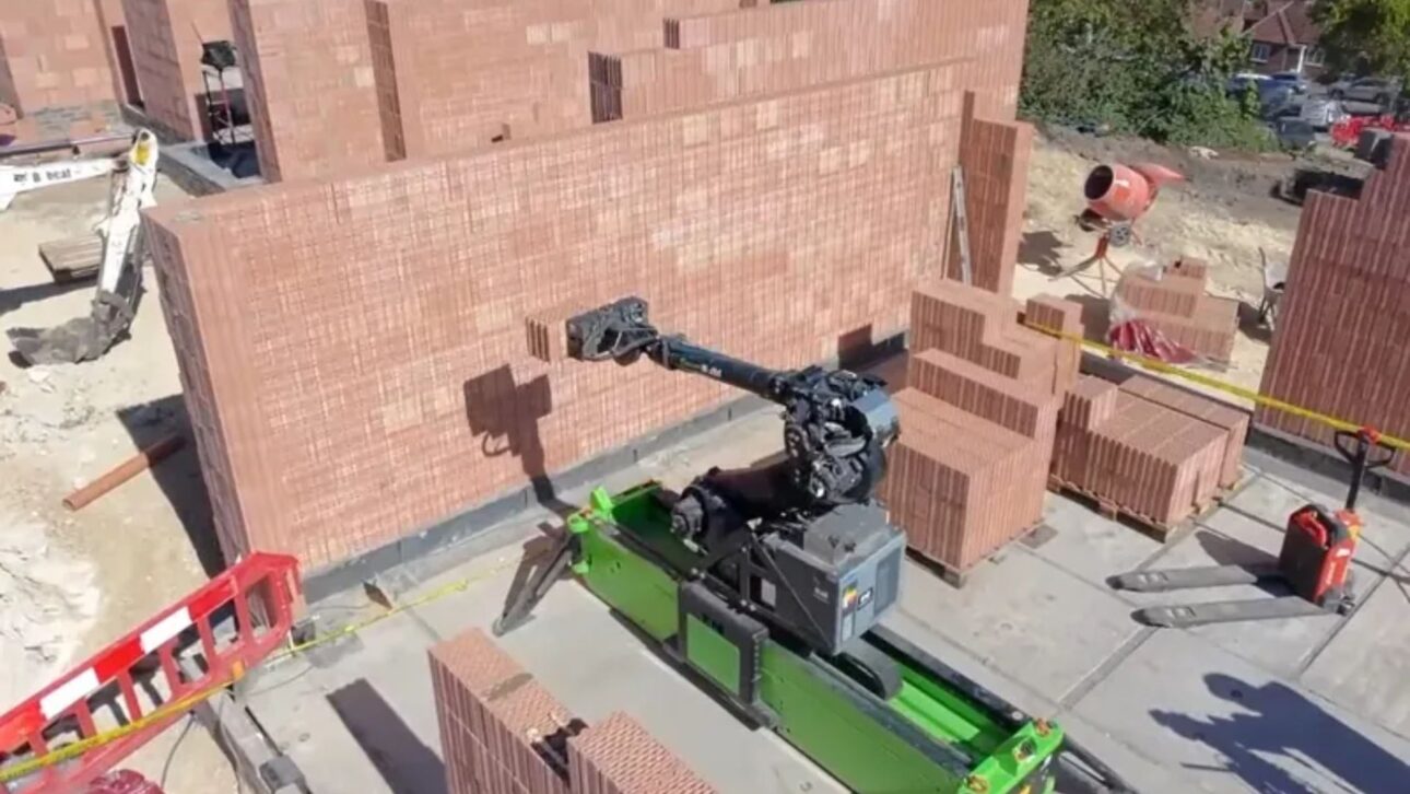 Conheça o robô Walter, que ergue casas em 24h no Reino Unido, acelera obras e desafia empregos tradicionais na construção civil. .