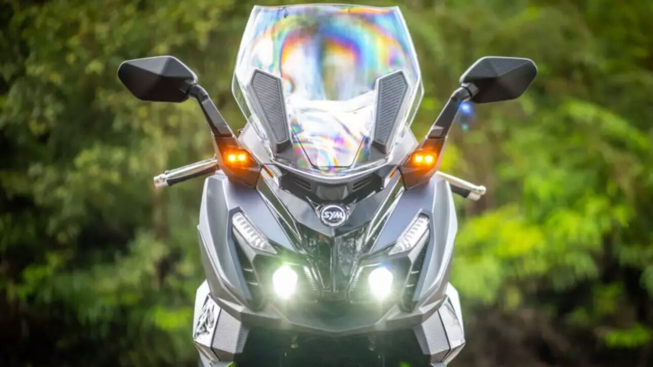 Conheça a Dafra Cruisym 300 2025: scooter com motor de 26 cv, autonomia de 324 km, freios ABS, emplacamento total e frete grátis.