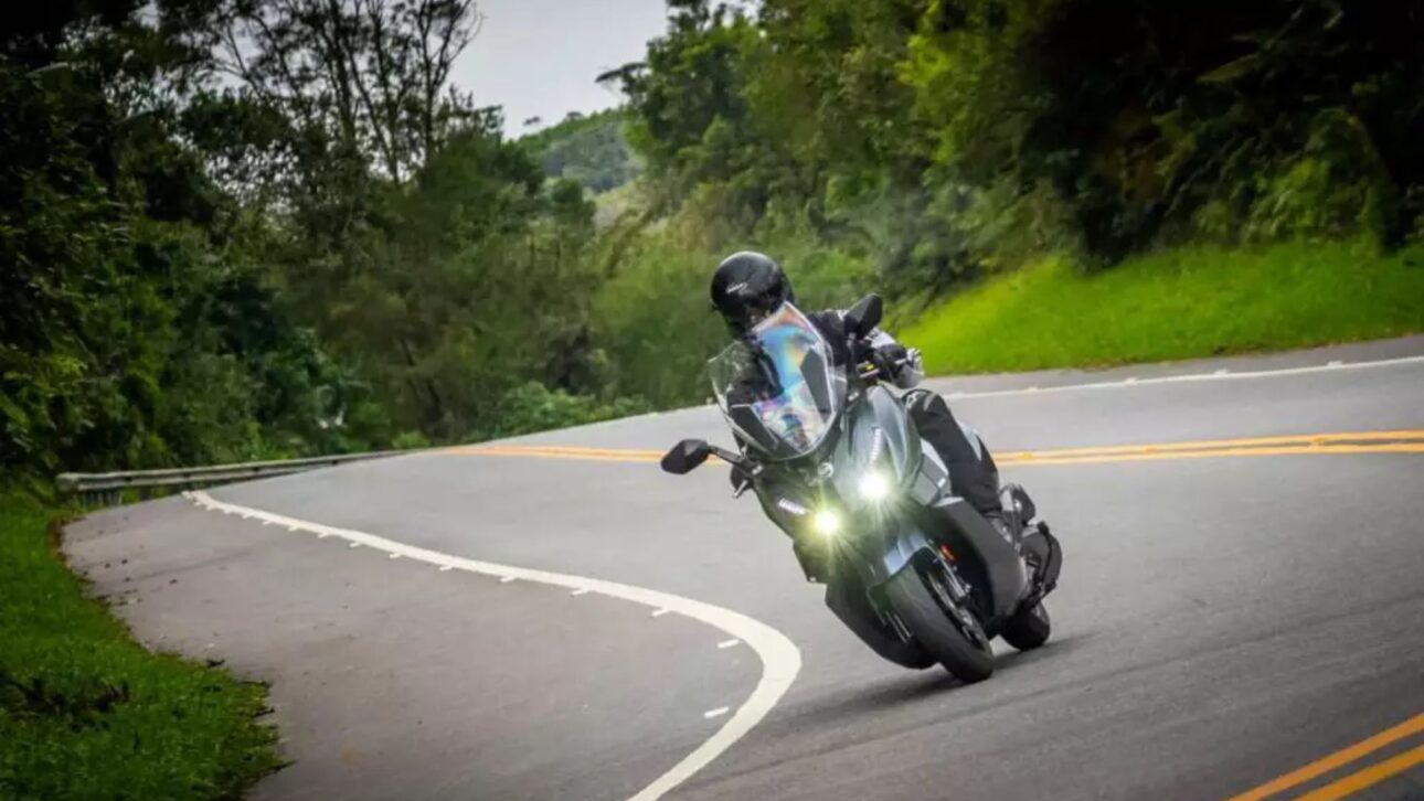 Conheça a Dafra Cruisym 300 2025: scooter com motor de 26 cv, autonomia de 324 km, freios ABS, emplacamento total e frete grátis.