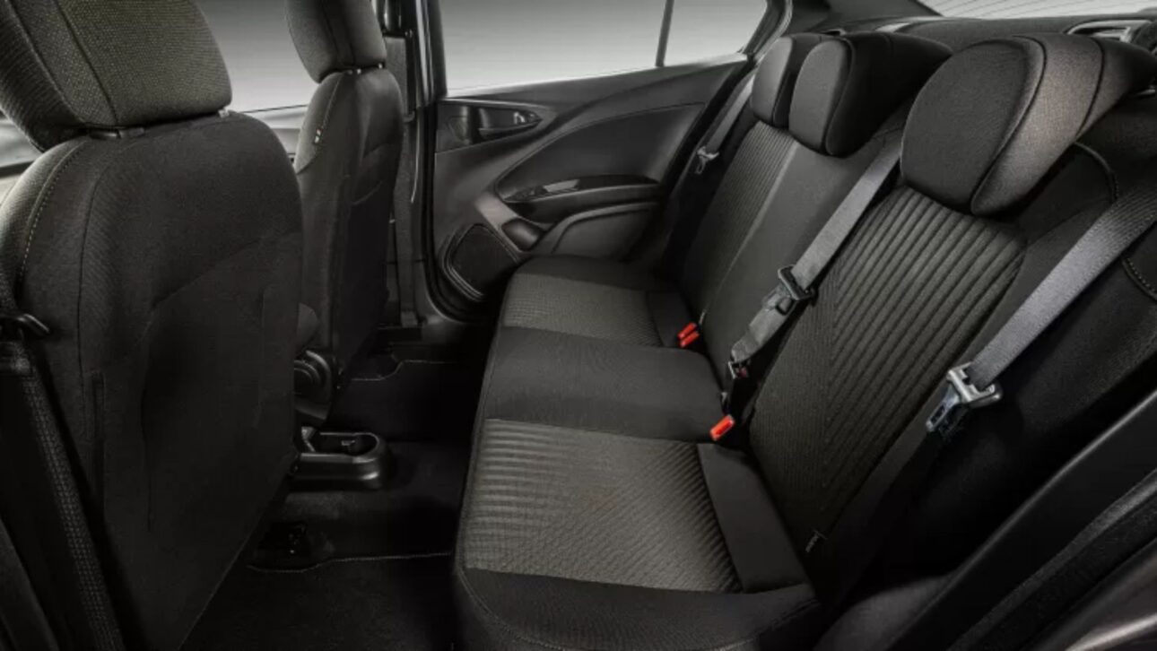 Conheça o Fiat Cronos 2026, sedã compacto com motor 1.3 flex, câmbio CVT, porta-malas de 525 L e consumo de até 14 km/l.