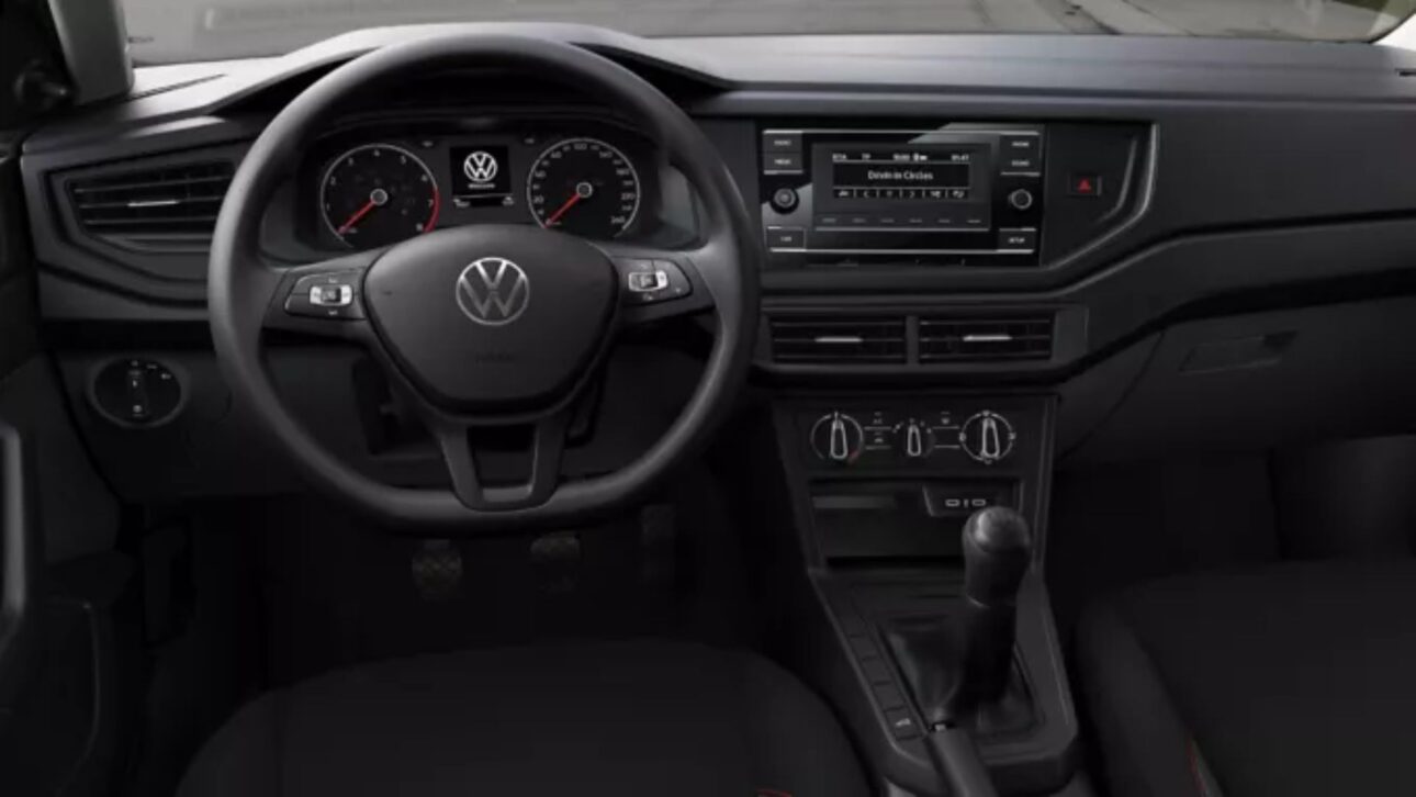 Polo Track conquista o Brasil com motor 1.0, baixo consumo, porta-malas amplo e destaque em vendas; conheça detalhes do hatch da Volkswagen.