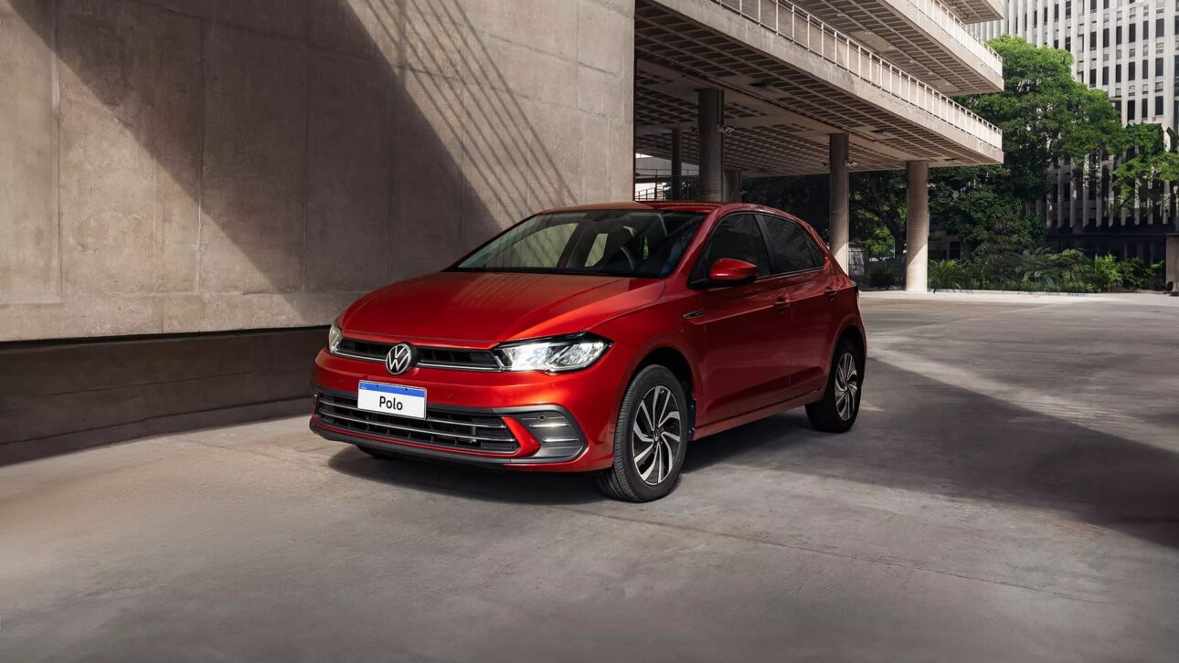 Polo Track conquista o Brasil com motor 1.0, baixo consumo, porta-malas amplo e destaque em vendas; conheça detalhes do hatch da Volkswagen.