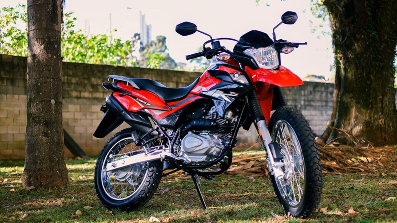 Nova Haojue NK150 oferece até 560 km de autonomia, painel digital, freios CBS e preço competitivo para motos trail no Brasil.