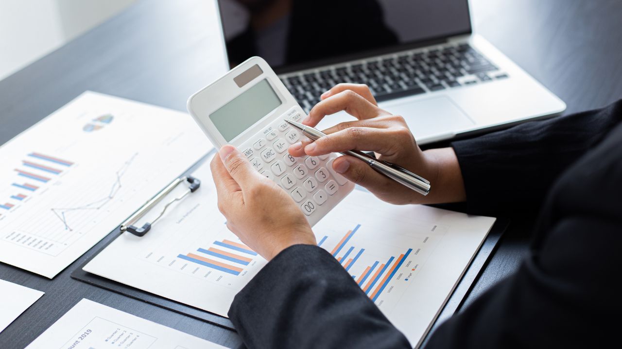 Descubra o que é o IOF, como ele impacta cartões, empréstimos, câmbio e investimentos, e veja quanto o governo arrecada com esse imposto!