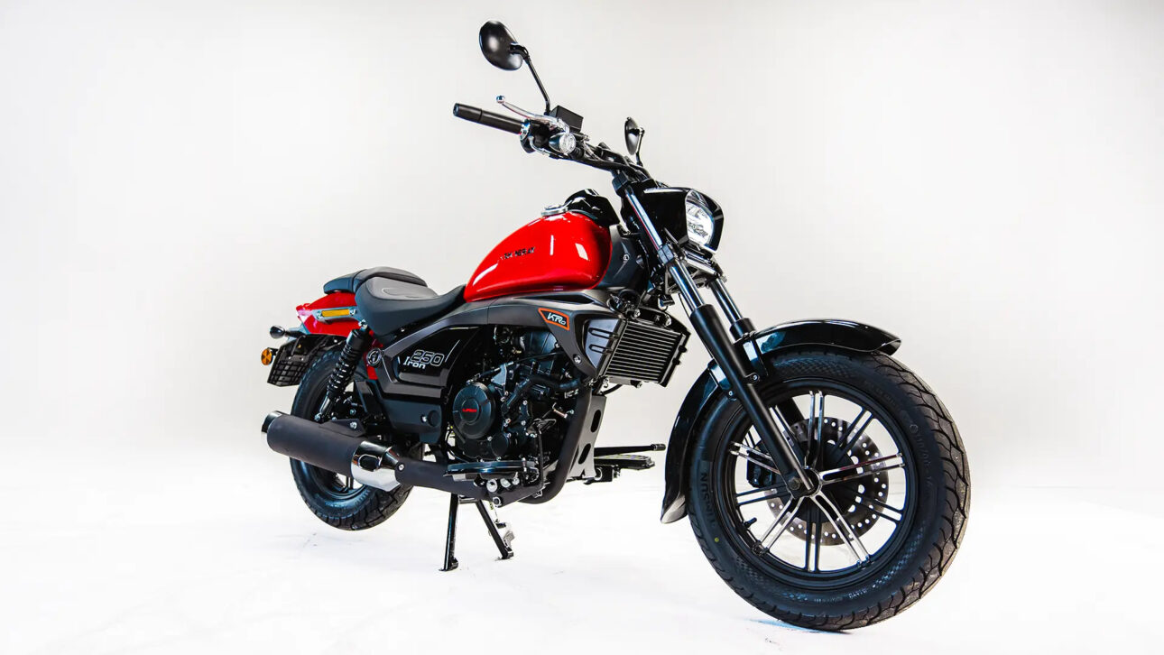 Shineray Iron: equipada com motor 250cc, 27,67 cv, painel digital e freios com sistema ABS!