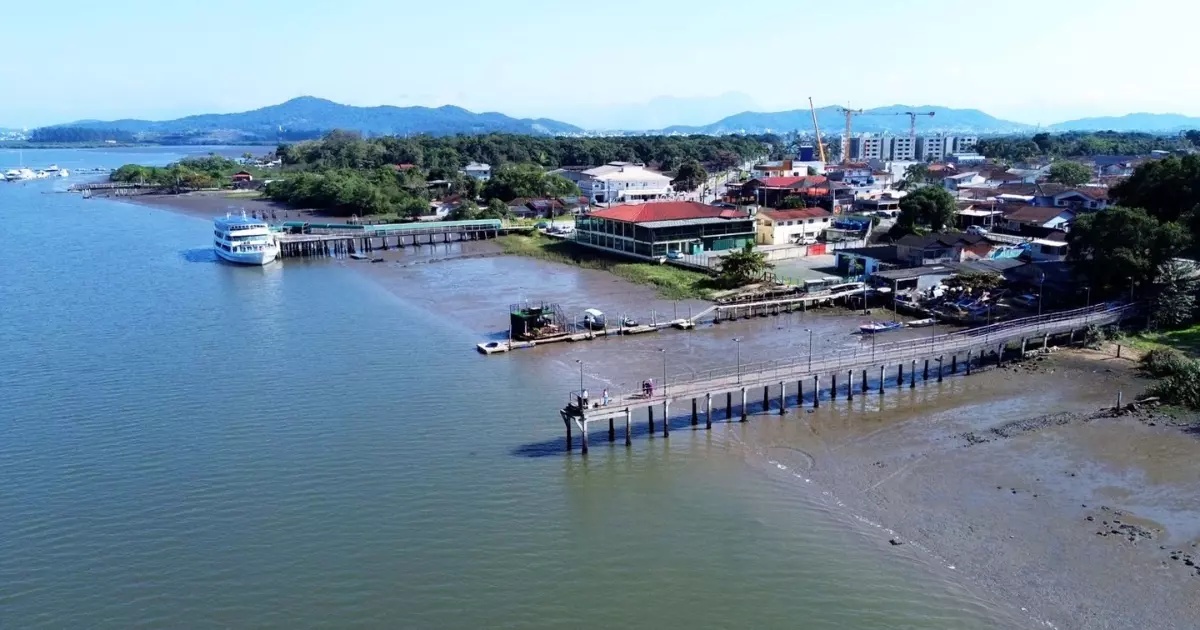 Vista aérea do cais flutuante e do píer em construção em Joinville com embarcação atracada