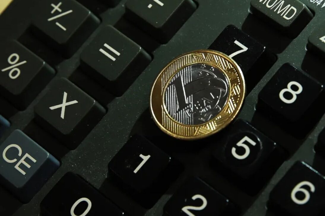 Alta da Selic encarece dívidas e trava investimentos
