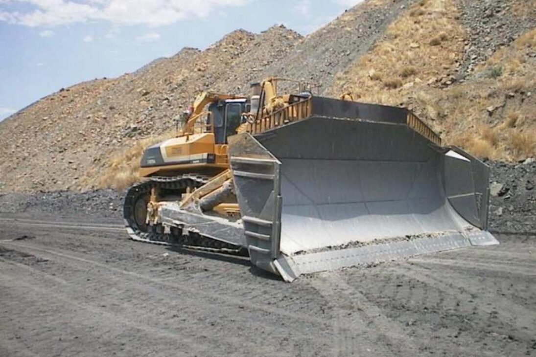 Komatsu D575A‑3 Super Dozer empurra o equivalente a uma casa pequena por vez