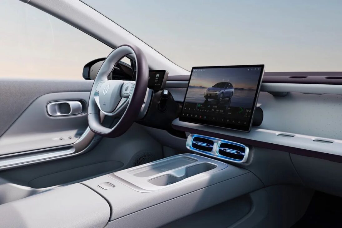 Sedã médio elétrico da Stellantis custa na China o mesmo que um Fiat Mobi no Brasil — e pode chegar aqui como Leapmotor B01