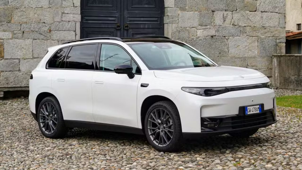 Leapmotor C10 chega ao Brasil com autonomia de 1.000 km, e sem precisar de tomada