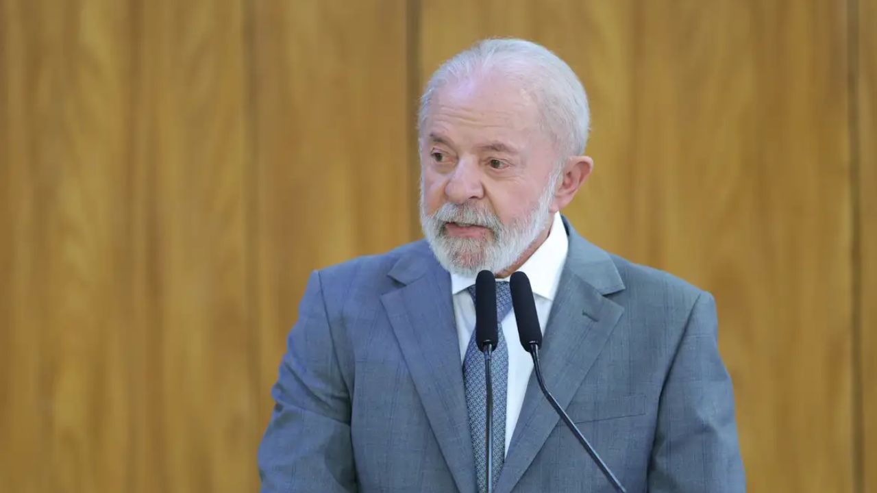 Nova lei sancionada por Lula autoriza uso do Fundo Social do Pré-Sal em habitação, calamidades e assistência social. Veja o que muda.
