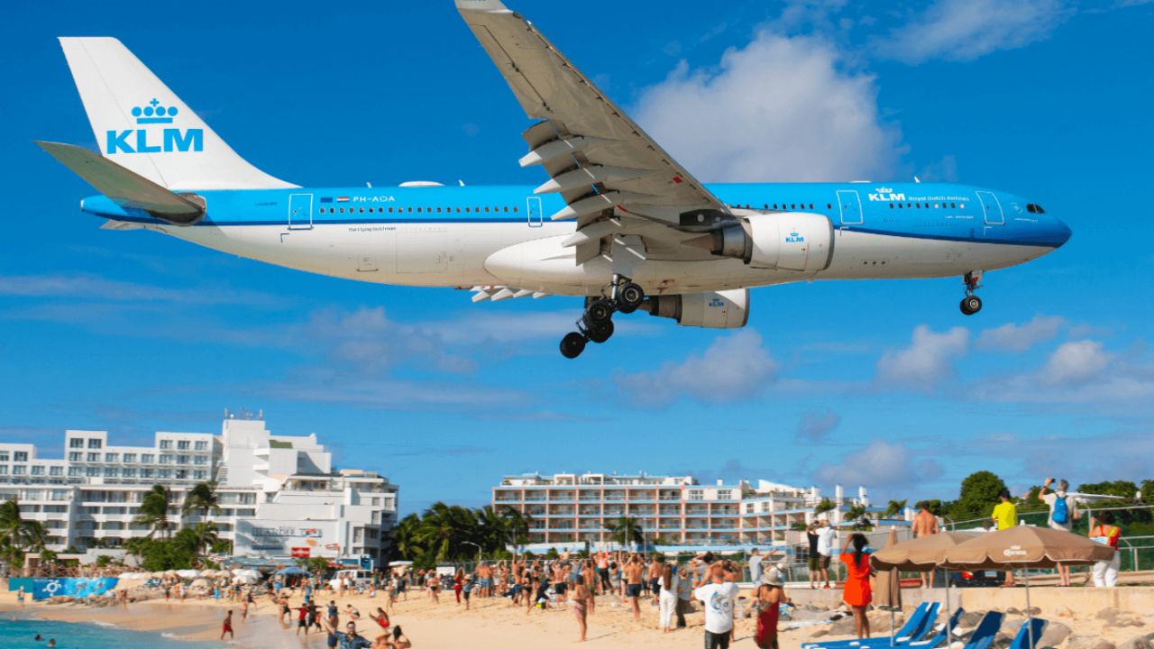 Descubra Maho Beach, no Caribe, onde aviões sobrevoam a areia a apenas 20 metros de altura, bem em frente ao Aeroporto Princesa Juliana. Uma experiência única para turistas e fãs de aviação.