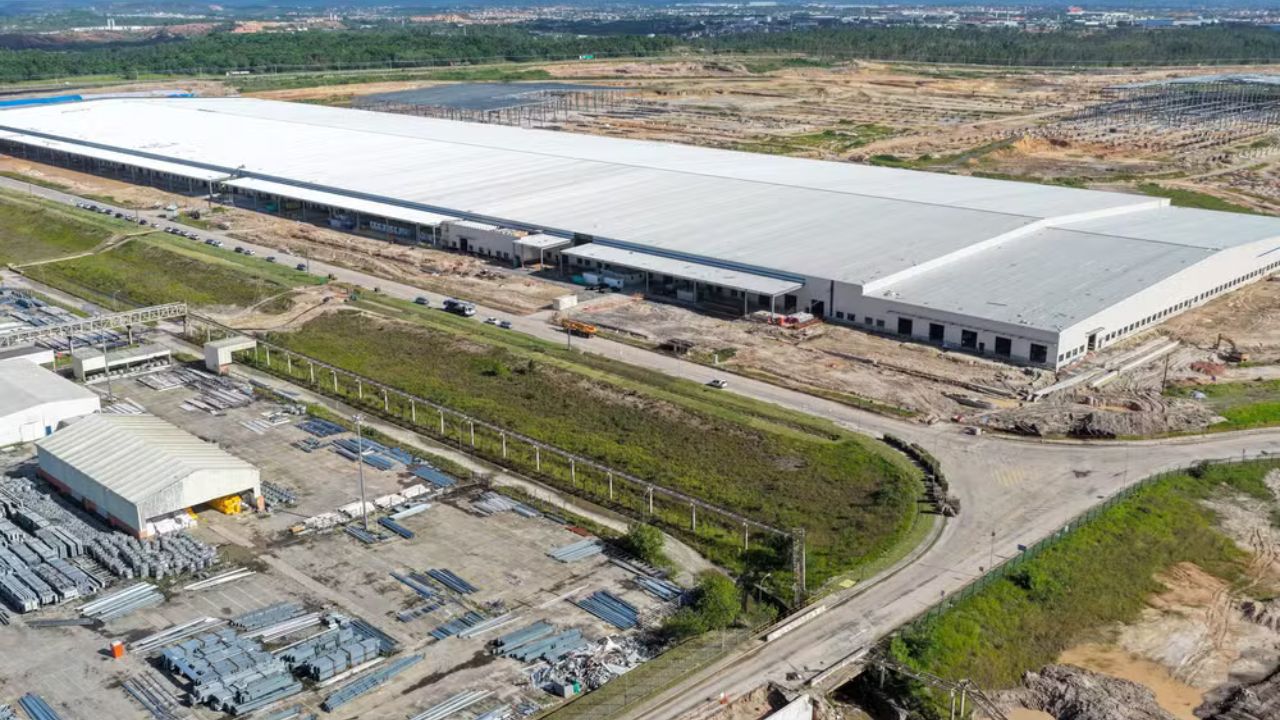 A fábrica da BYD em Camaçari (BA), antiga planta da Ford, tem capacidade produtiva inicial de 150 mil veículos por ano, com planos de expansão. Imagem: Divulgação