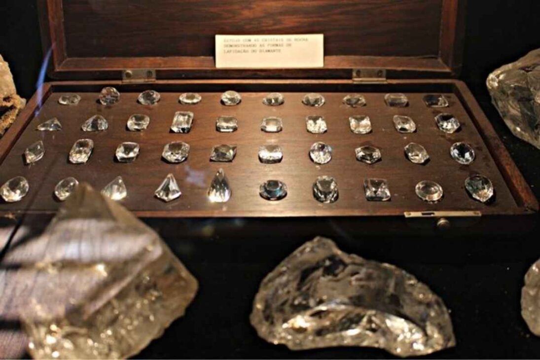 Mina de diamantes brasileira produz 81% das gemas do país, com mais de 340 mil quilates por ano e pioneira na mineração em rocha vulcânica