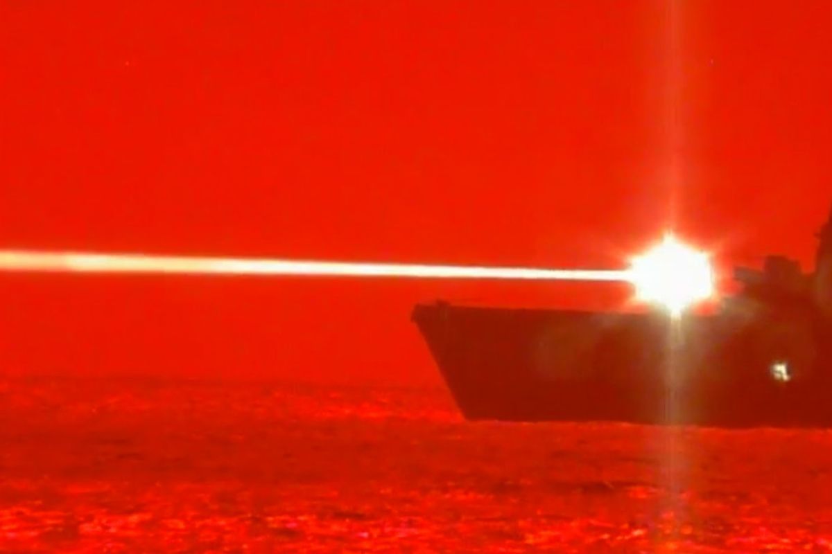 Tensão no Mar Vermelho: Navio da Marinha Chinesa é Acusado de Mirar Avião Alemão com Raio Laser