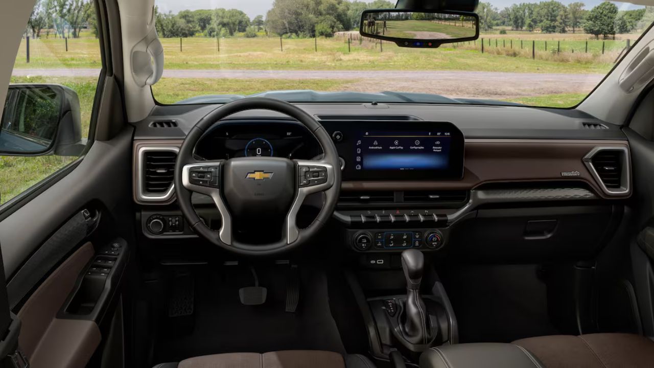 Com painel digital, tela de 11 polegadas e mais conectividade, cabine da nova S10 dá um salto de geração e se aproxima do conforto de um SUV.