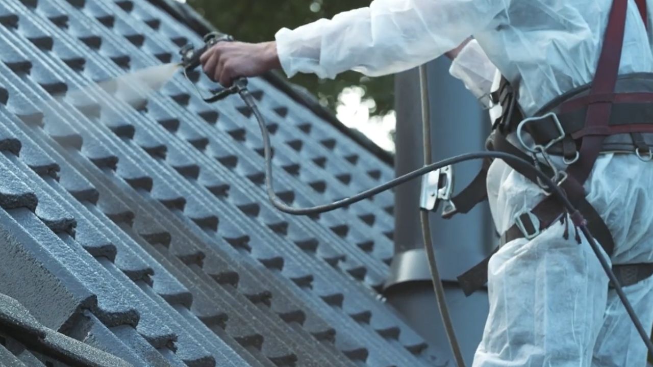 A tinta solar, um filme flexível (OPV) que gera energia em qualquer superfície, exige precaução por ter eficiência e durabilidade reconhecidamente inferiores aos painéis solares tradicionais.
