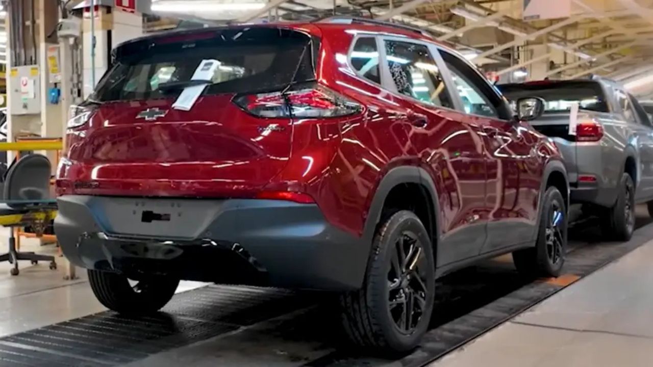 Na traseira, o SUV atualiza o visual com lanternas de acabamento fumê e novos grafismos internos na versão RS. Imagem: Divulgação Chevrolet