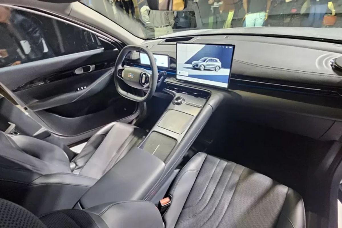 Geely EX5 oferece recarga grátis e manutenção com suporte da Renault no Brasil