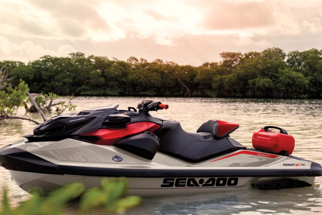 O Sea-Doo RXP-X 325, com motor de 325 cavalos, é o jet ski mais rápido do mundo e atinge a velocidade máxima de 130 km/h
