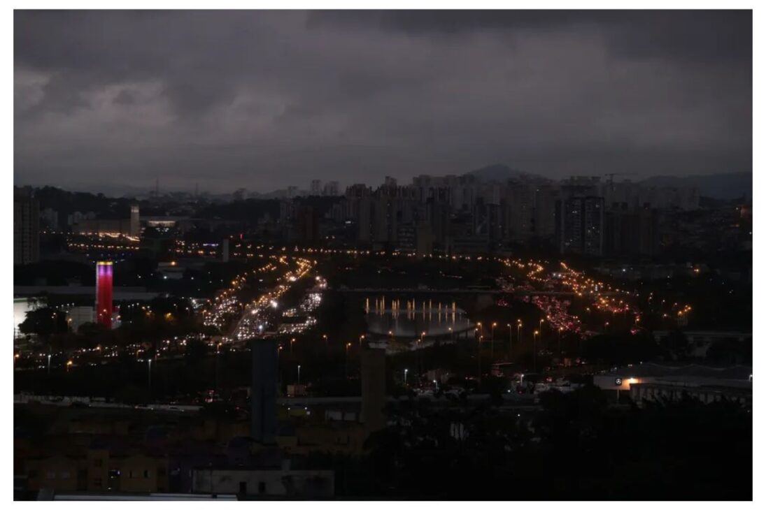 O dia em que o céu de São paulo escureceu: a ciência por trás do fenômeno que trouxe a noite Amazônica para a metrópole