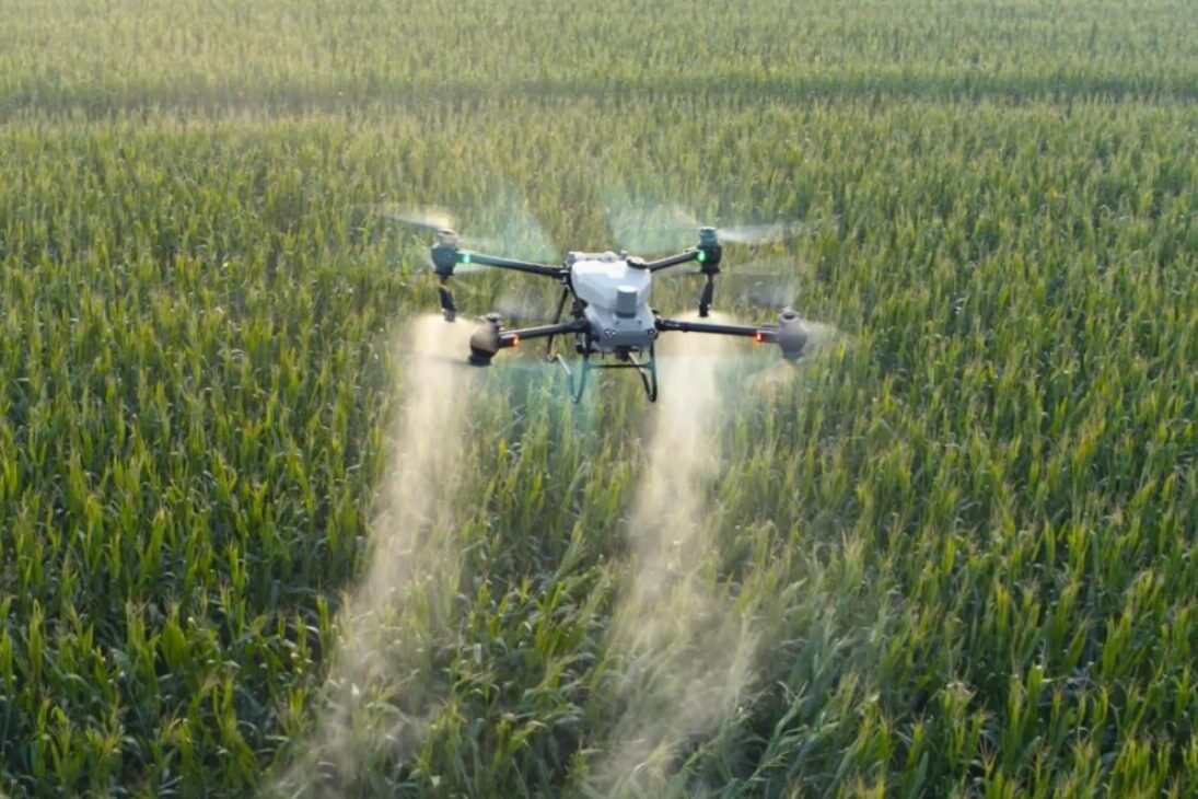 O drone de 6 rotores que substitui tratores, mapeia lavouras em 3D e aplica defensivos com 90% menos desperdício