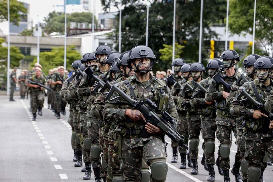 O maior exército da América Latina tem 212 mil soldados, protege 16 mil km de fronteiras e tem a maior força de blindados