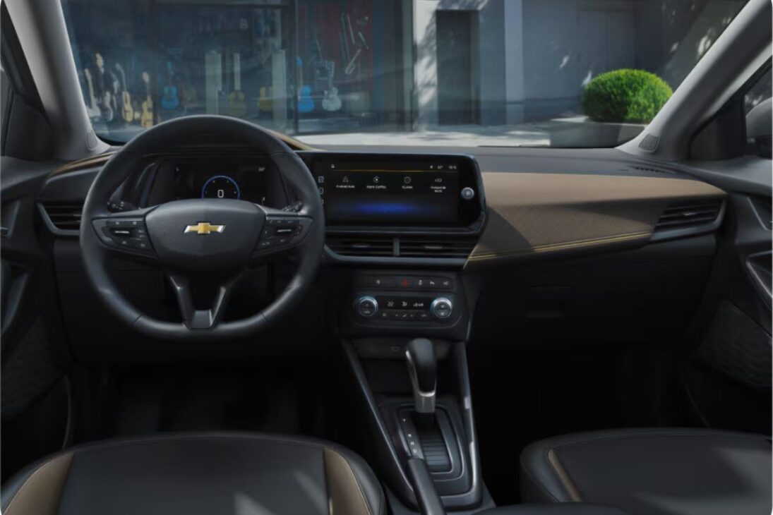 O novo Chevrolet Tracker 2026 tem faróis divididos, interior mais sofisticado e revela a aposta da GM para continuar na liderança do segmento