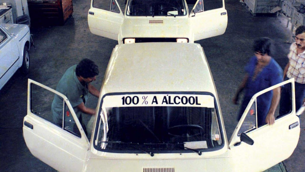 Em 1975, como resposta à crise mundial do petróleo, o Brasil lançou o Proálcool, um plano audacioso para transformar cana-de-açúcar em combustível. Imagem: Anfavea