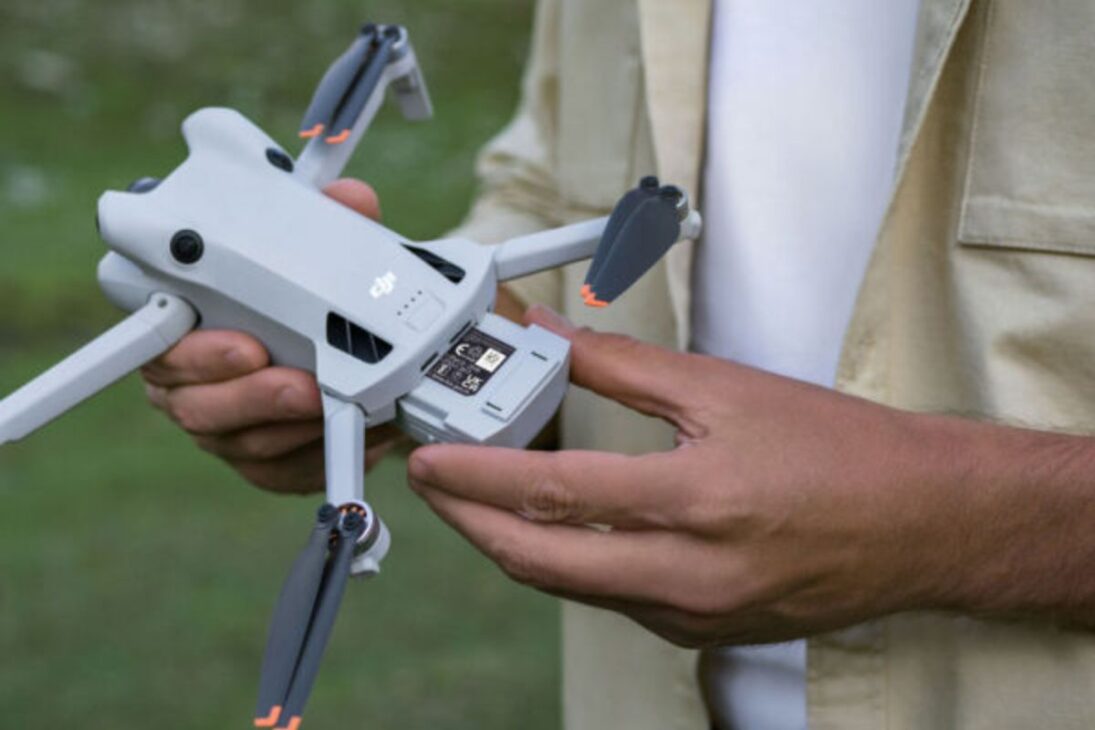 A tecnologia de transmissão de vídeo é um dos pilares da DJI. É esperado que o Mini 5 Pro adote o sistema OcuSync 4.0 (O4), já presente no Air 3. Isso garantiria um sinal de vídeo mais robusto, com menor latência e maior alcance, mesmo em áreas com interferência.