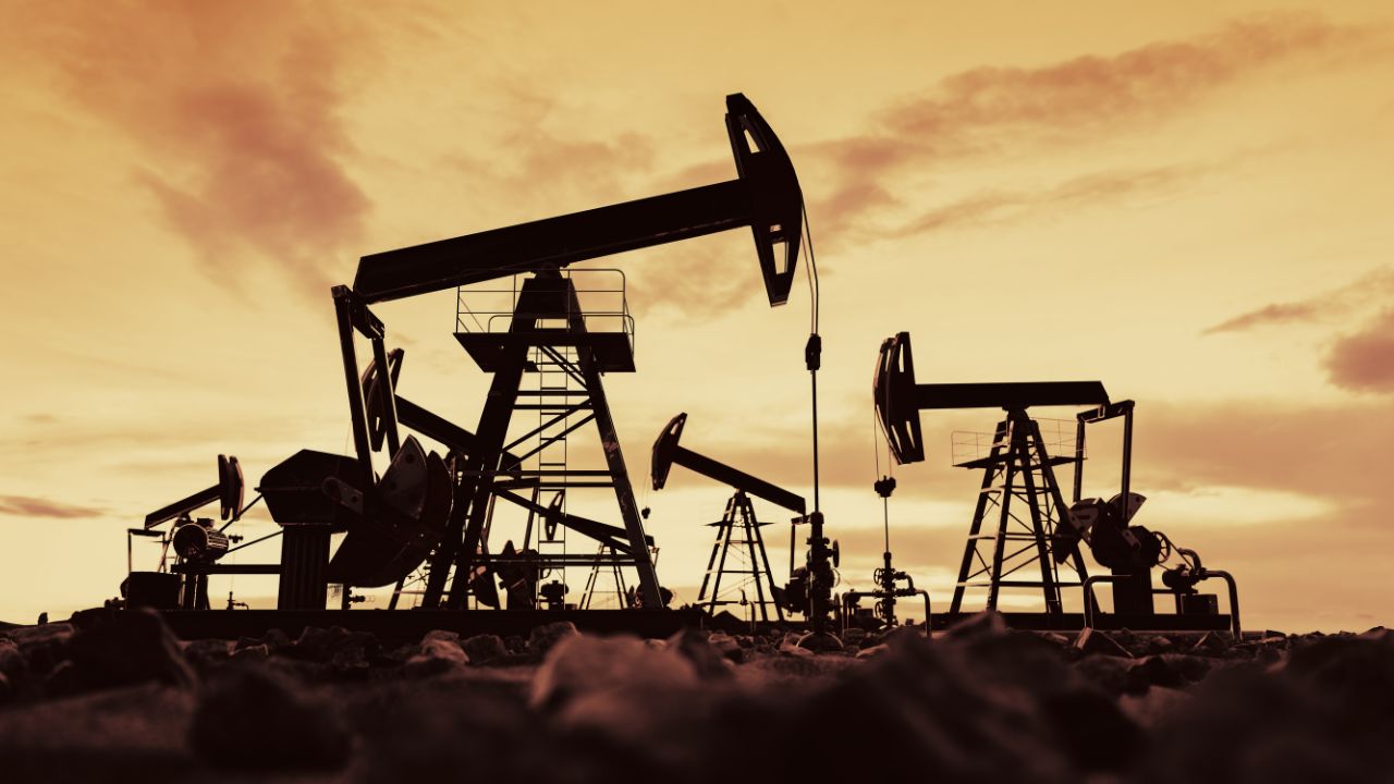 Opep+ anuncia aumento de 548 mil barris por dia na produção de petróleo em agosto. Medida antecipa cronograma previsto para 2026 e busca estabilizar o mercado global.