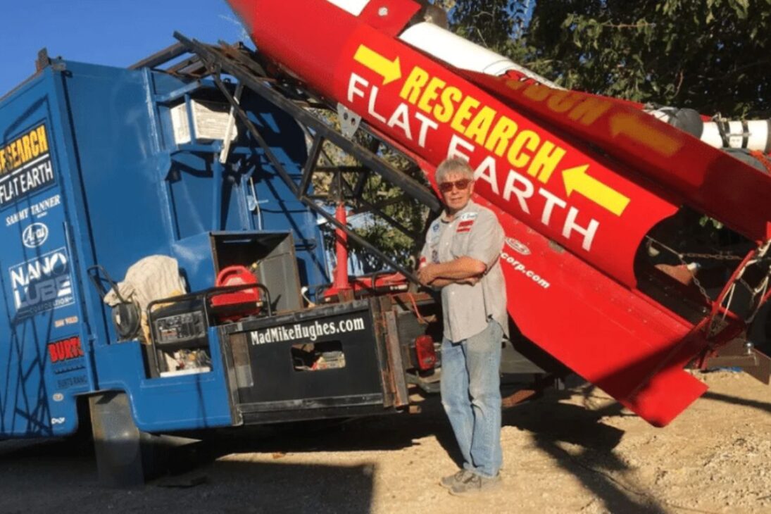 O caso mais extremo foi o de "Mad" Mike Hughes, um inventor e dublê americano. Sua missão era construir um foguete caseiro para subir alto o suficiente e fotografar o "disco plano" da Terra.