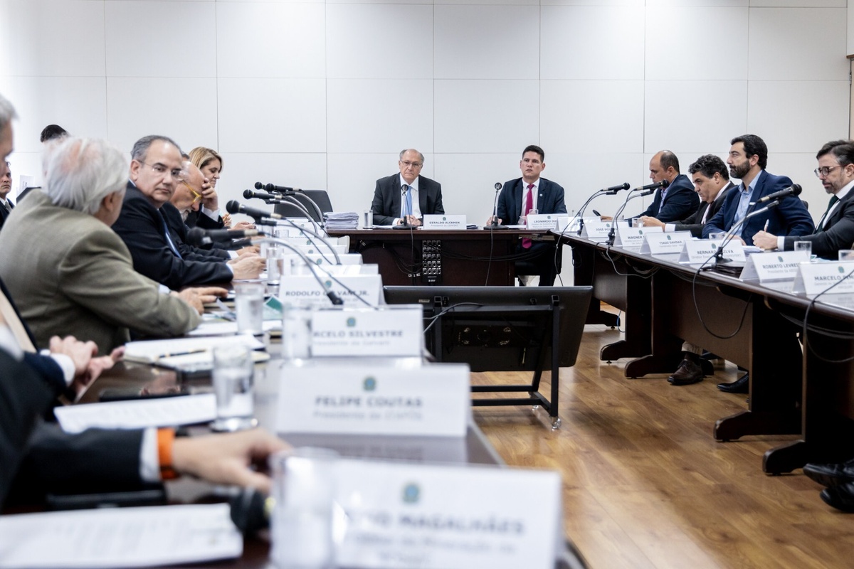 Reunião ministerial com representantes do governo em conferência sobre políticas públicas