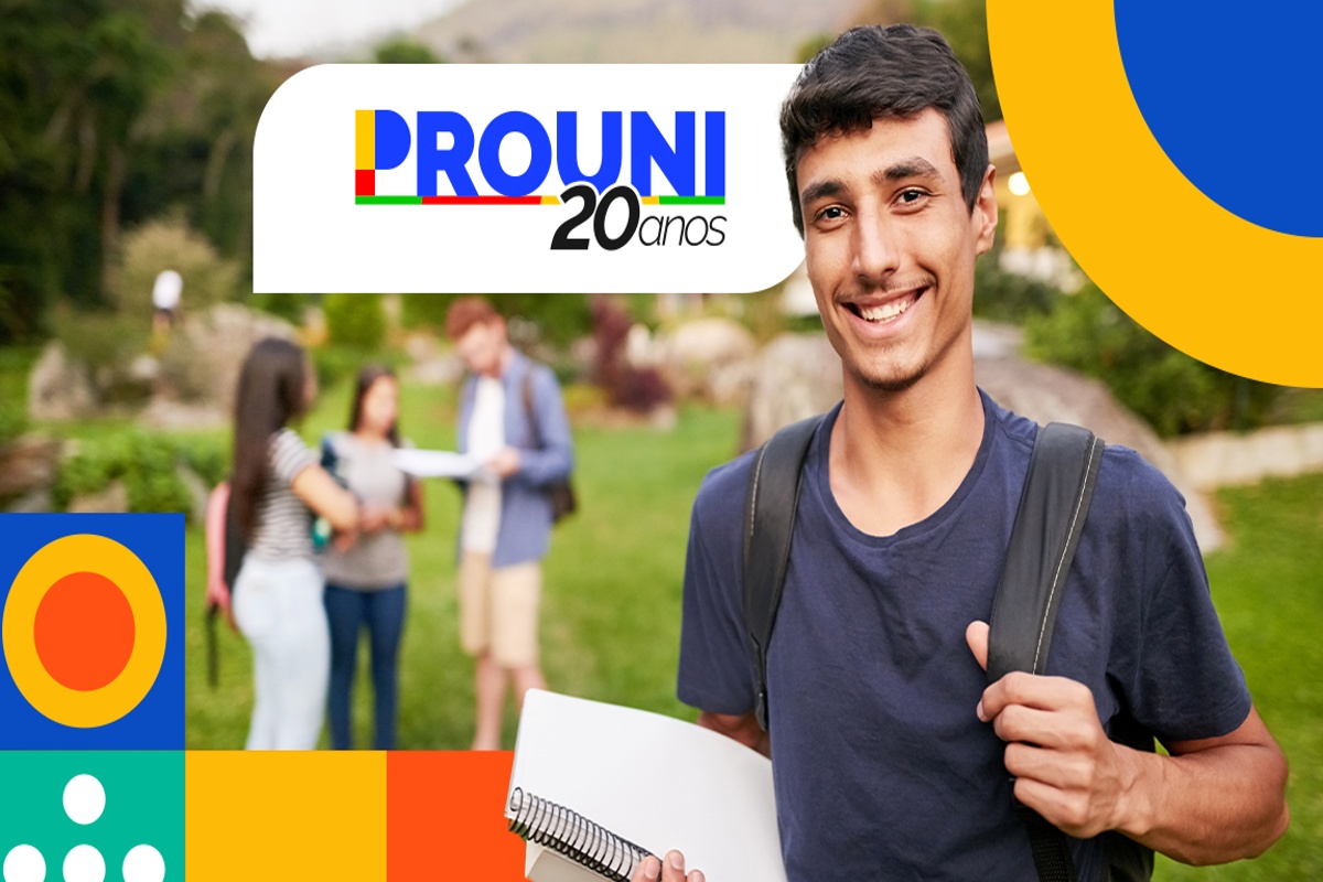 Estudiante sonriente con mochila y cuaderno representando los 20 años de Prouni con compañeros al fondo